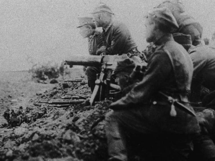 Warszawa, połowa sierpnia 1920 r. Żołnierze z polskim karabinem maszynowym na polu bitwy pod Radzyminem. Dokładna data nieznana. Fot. PAP-Archiwum