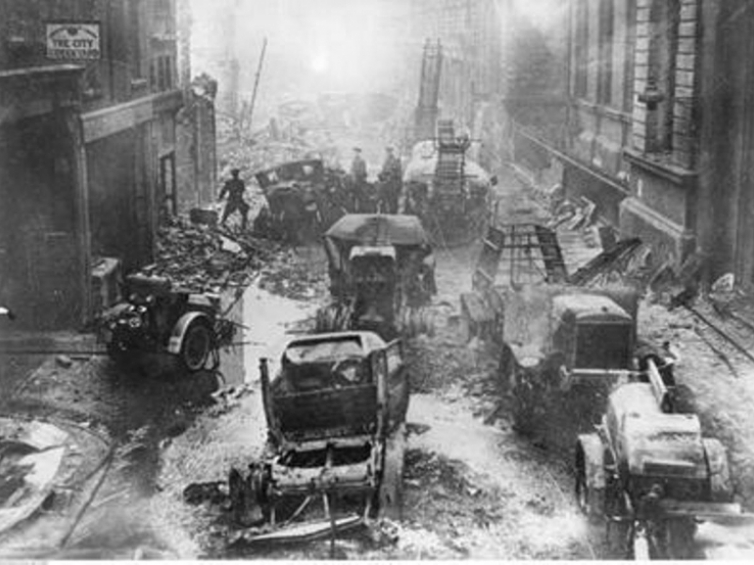 Spalone samochody strażackie. Londyn, luty 1941 rok. Zbiory Narodowe Archiwum Cyfrowe. 