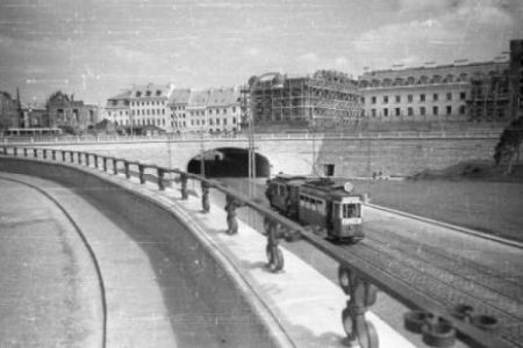 Trasa W-Z, wjazd do tunelu w kierunku Pragi. Warszawa 09.1949. Fot. PAP/CAF/S. Dąbrowiecki