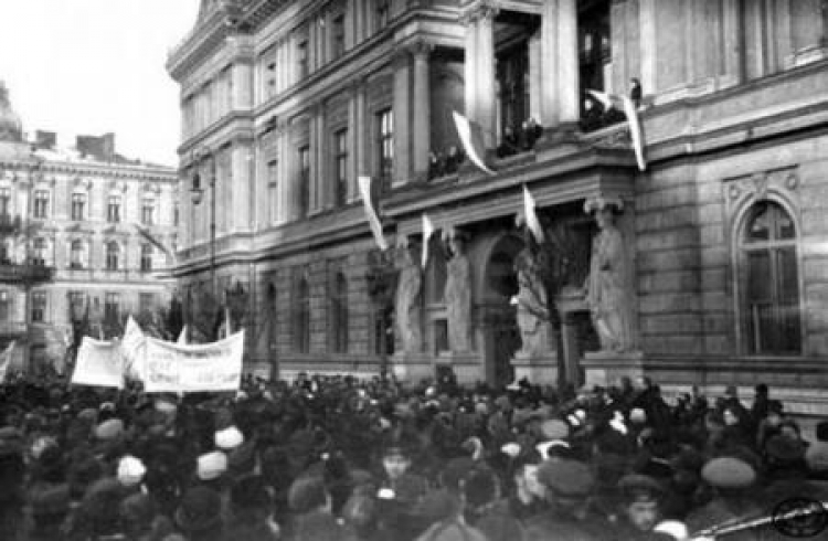 Manifestacja ludności przed siedzibą pierwszego rządu w niepodległej Polsce – Warszawa, 14 listopada 1918 r. Fot. CAW