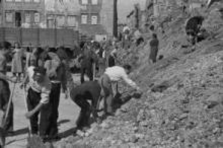 Odgruzowywanie Rynku Starego Miasta, 1947 r., fot. PAP/CAF