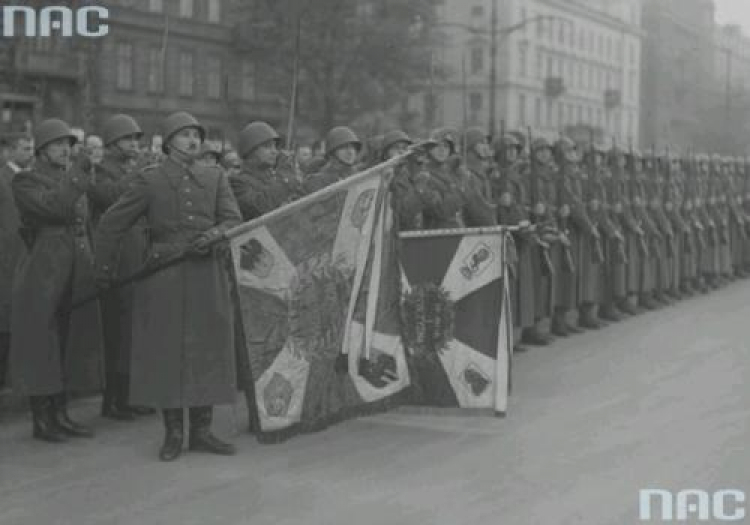 Przekazanie sztandaru Szkoły Podchorążych w Bydgoszczy do Muzeum Wojska Polskiego w Warszawie. 1938 r. Fot. NAC