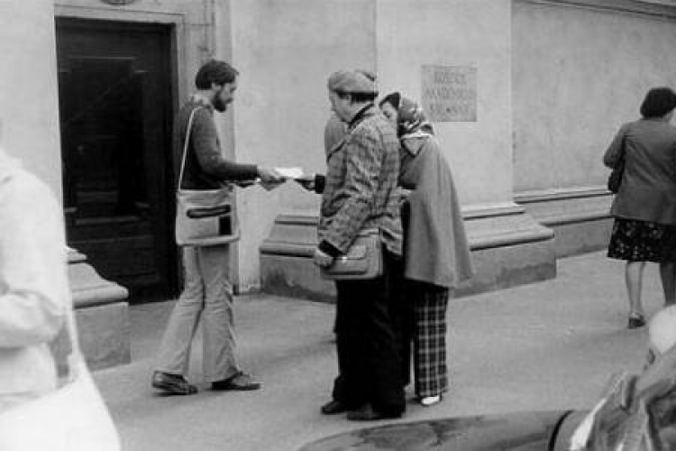 Antoni Macierewicz rozdaje ulotki pod kościołem św. Anny w Warszawie. 1978 r. Fot. M. Jabłoński. Zbiory Ośrodka KARTA.