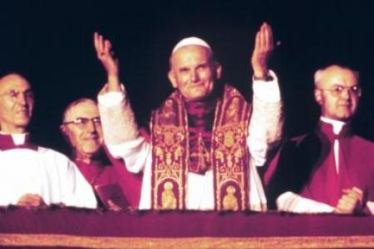 Karol Wojtyła tuż po tym, jak został wybrany przez konklawe na papieża. 16.10.1978. Fot. PAP/EPA 