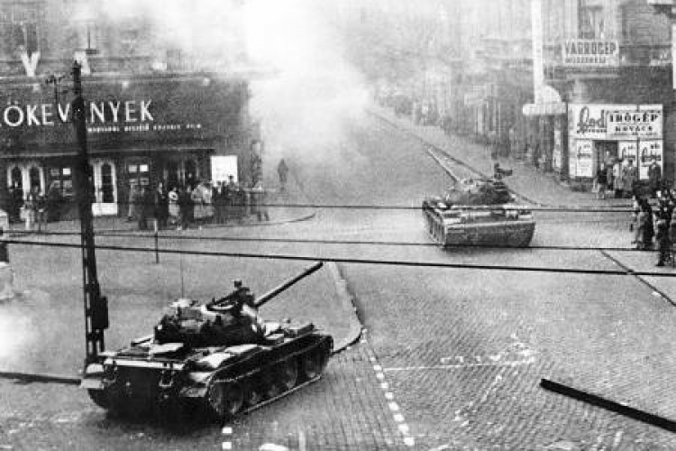Sowieckie czołgi na ulicach Budapesztu (30.X.1956). Fot. PAP/KEYSTONE