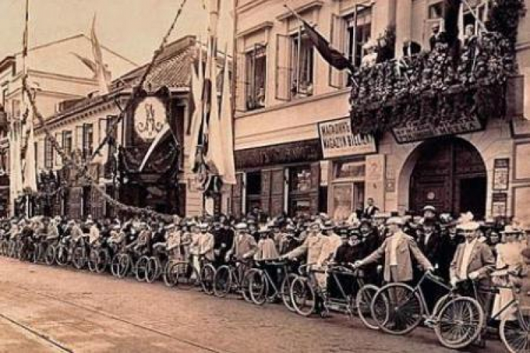 Członkowie Warszawskiego Towarzystwa Cyklistów w 1897 r. na Nowym Świecie. Źródło: Archiwum "Rzeczpospolitej"