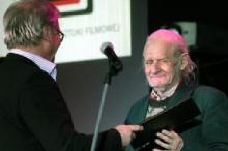 Jacek Bromski (L) wręcza nagrodę scenarzyście i reżyserowi Stanisławowi Manturzewskiemu (P). Fot. PAP/T. Gzell