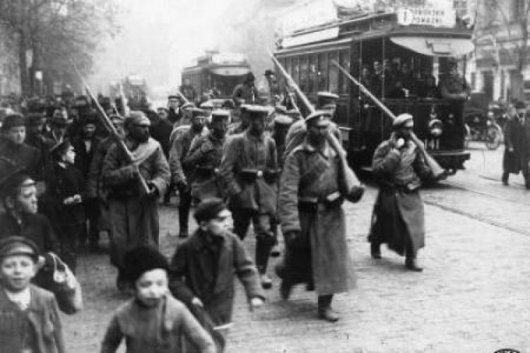 Jeńcy niemieccy przeprowadzani przez ulice Warszawy – październik 1914 r. Fot. CAW