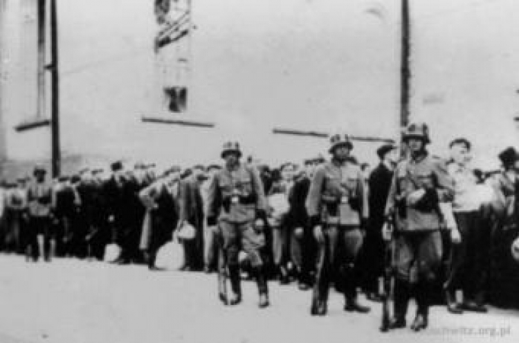 Tarnów - polscy więźniowie polityczni oczekują na transport do Auschwitz. Fot. Muzeum Auschwitz-Birkenau