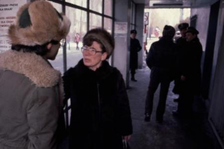 Anna Walentynowicz przed wejściem na teren Stoczni Gdańskiej. 22.01.1981. Fot. PAP/W. Kryński