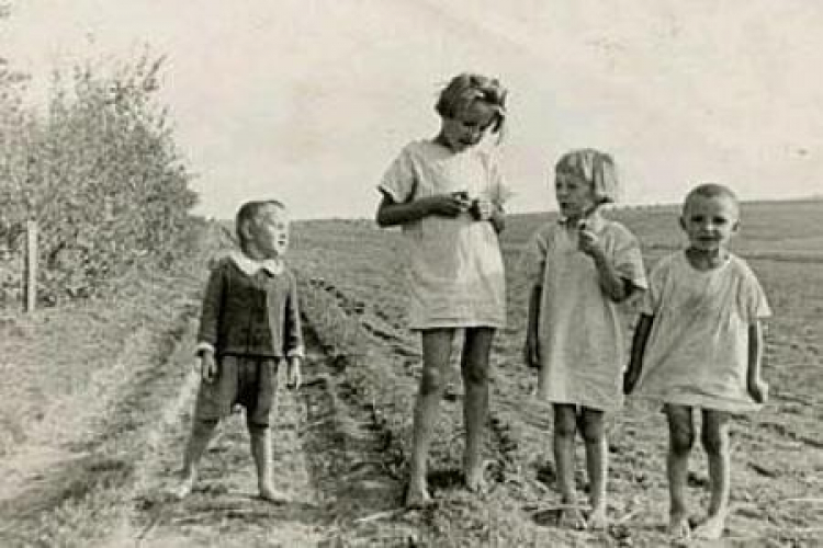 Dzieci Ulmów. Od lewej: Franuś, Stasia, Basia i Władziu. Fot. AIPN