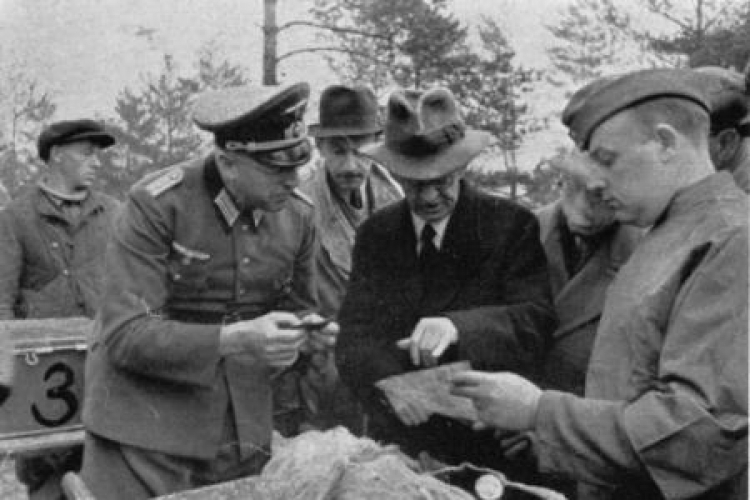 Były premier Polski Leon Kozłowski podczas identyfikacji zwłok polskich oficerów. Katyń, 04.1943 r. Fot. PAP/CAF