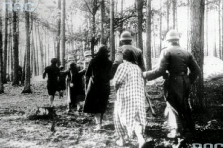Policjanci niemieccy prowadzą Polaków na rozstrzelanie w Palmirach. Fot. NAC