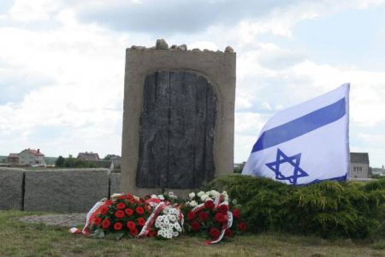 Pomnik w Jedwabnem. Fot. PAP/A. Reszko