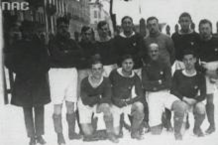 Drużyna Polski na mecz z Węgrami, rozegrany w Budapeszcie 18.12.1921. Tadeusz Synowiec (klęczy 2. z prawej). Fot. NAC