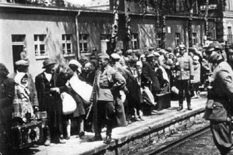Żydzi na dworcu kolejowym w Olkuszu przed wywiezieniem na zagładę, czerwiec 1942 r.