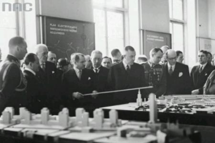 Wystawa "Warszawa przyszłości". Prezydent Stefan Starzyński (ze wskaźnikiem). 1936 r. Fot. NAC