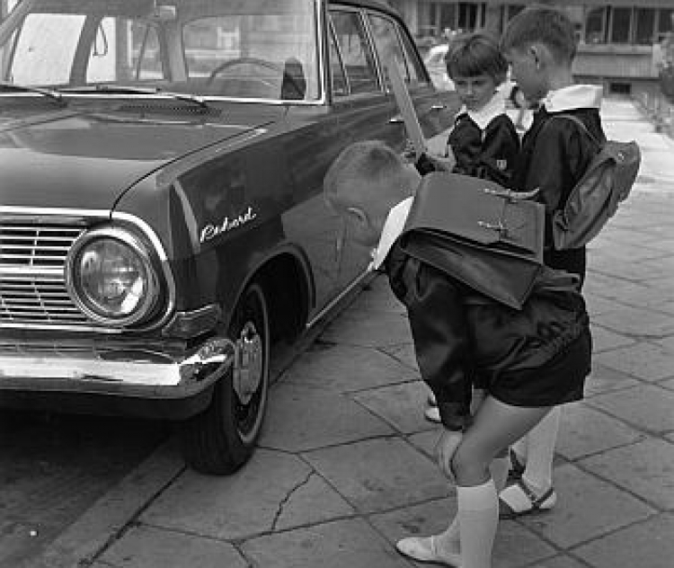 Uczeń musi mieć obowiązkowo szkolny fartuch z białym kołnierzykiem i tarczą na rękawie. Warszawa, 1964 r. Fot. PAP/CAF