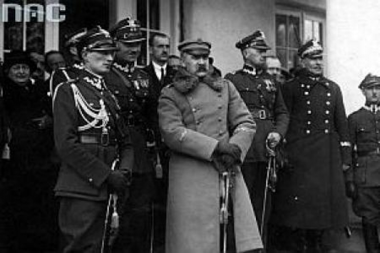 Józef Piłsudski w otoczeniu oficerów i cywili na schodach swojej willi w Sulejówku. 1925.03.19. Fot. NAC