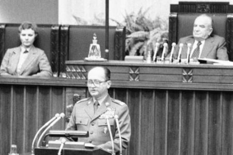 W Sejmie przemawia przewodniczący Rady Państwa PRL Wojciech Jaruzelski. 1982.10.09. Fot. PAP/CAF/Z. Matuszewski