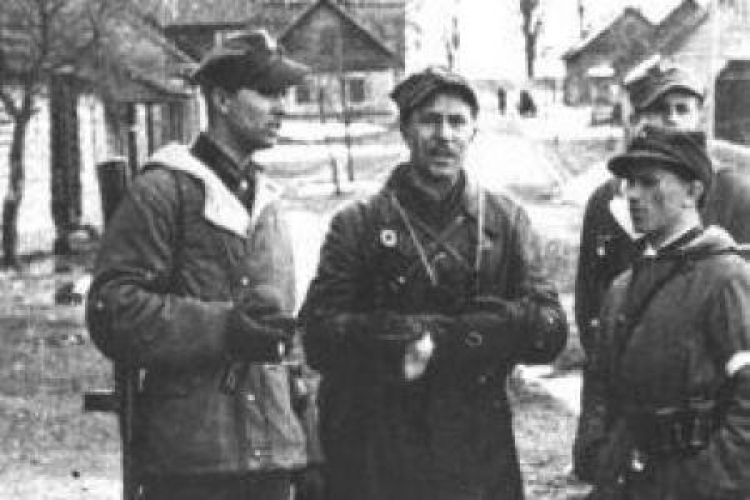 Żołnierze 1 komp. 3 Wileńskiej Brygady AK w Turgielach. W płaszczu, d-ca kompanii Romuald Rajs "Bury". 1944. Fot. NAC 