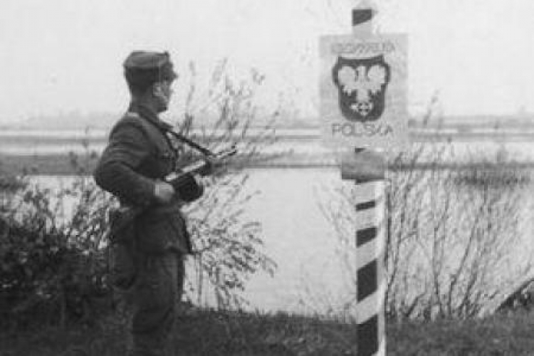 Żołnierz przy wkopanym słupie granicznym na brzegu Odry. 1945 r. Fot. NAC