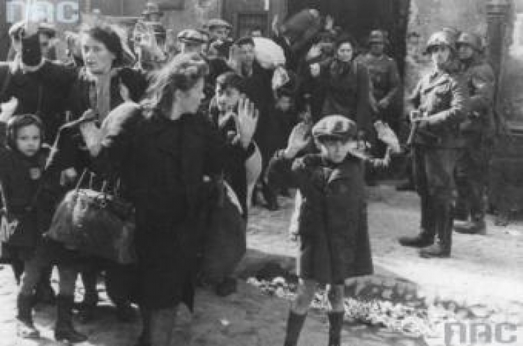 Żydzi pod strażą Niemców podczas powstania w getcie warszawskim. Fot. NAC