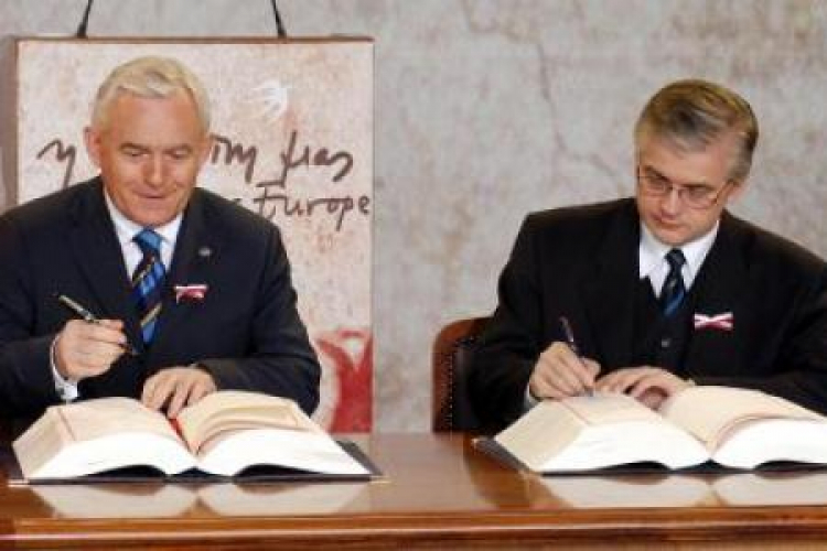 Premier Leszek Miller i szef dyplomacji Włodzimierz Cimoszewicz podpisują traktat ateński. Fot. PAP/R. Pietruszka