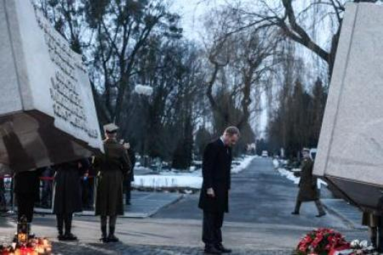 Donald Tusk złożył wieniec pod Pomnikiem Ofiar Katastrofy Smoleńskiej na cmentarzu na Powązkach. Fot. PAP/J. Kamiński