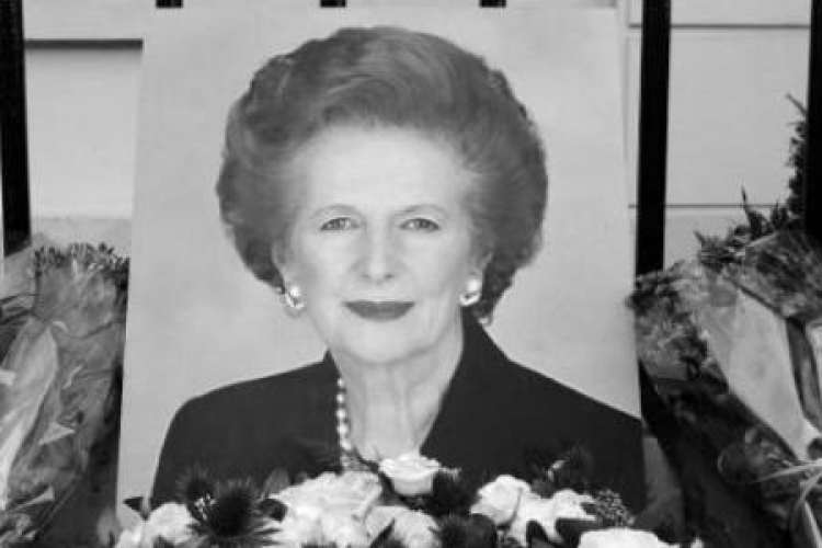Kwiaty i fotografia Margaret Thatcher przed jej domem w Londynie. Fot. PAP/EPA