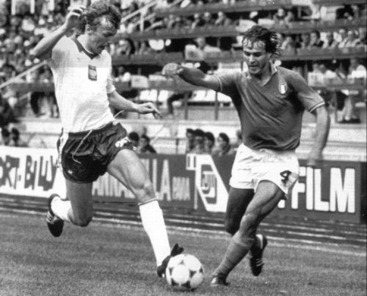 Zbigniew Boniek w walce o piłkę z Antonio Cabrinim. Mundial 82. Fot. PAP/CAF/A. Hawałej