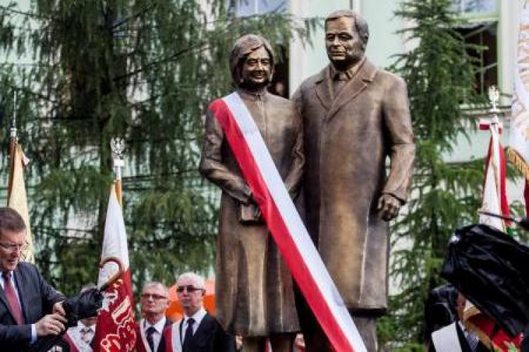 Pomnik Lecha i Marii Kaczyńskich w Radomiu. Fot. PAP/M.Walczak