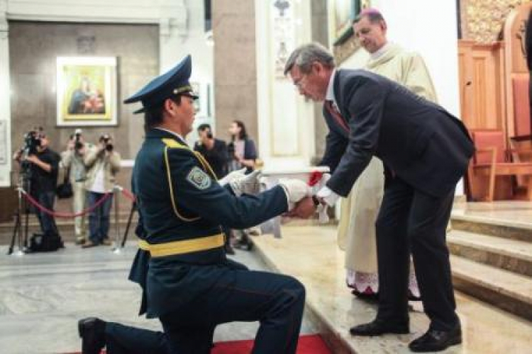 Ambasador Kazachstanu w Polsce Yerik Utembayev oraz biskup polowy WP ks. bp Józef Guzdek. Fot. PAP/J. Kamiński