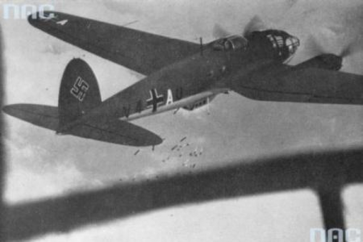 Heinkel He 111 zrzuca bomby zapalające na Warszawę. Wrzesień 1939. Fot. NAC