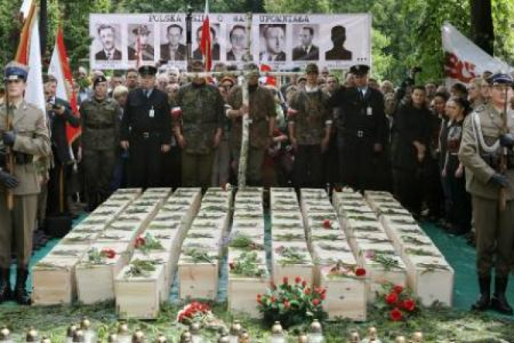 Uroczyste odprowadzenie na miejsce tymczasowego spoczynku szczątków ofiar reżimu komunistycznego. Fot. PAP/P. Supernak