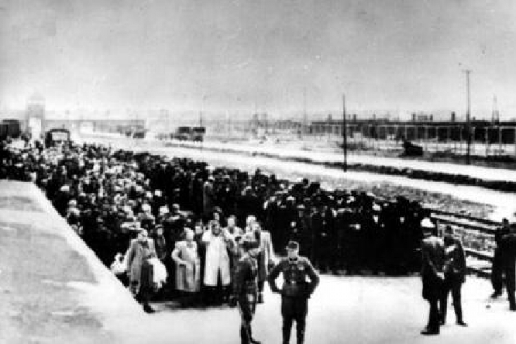 KL Auschwitz. Selekcja więźniów obozu na rampie. 1944 r. Źródło: PAP/CAF/Reprodukcja