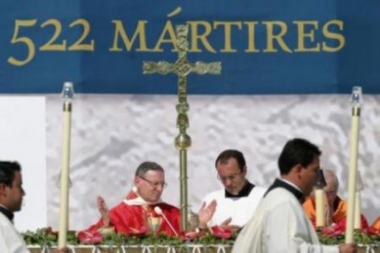 Kardynał Angelo Amato w czasie uroczystości beatyfikacyjnych 522 męczenników w Tarragonie. Fot. PAP/EPA