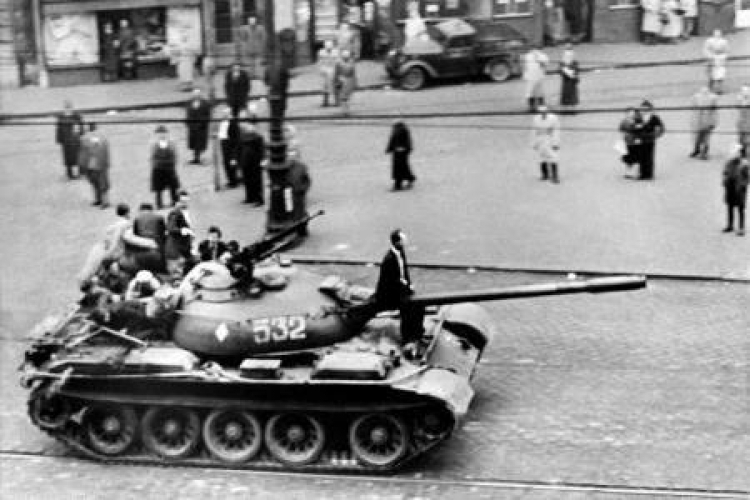 Powstańcy w zdobycznym sowieckim czołgu na ulicy Budapesztu. Fot. PAP/KEYSTONE