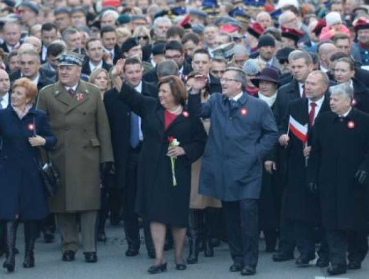  Para prezydencka Bronisław Komorowski z żoną Anną idą na czele marszu "Razem dla Niepodległej". Fot. PAP/J. Turczyk