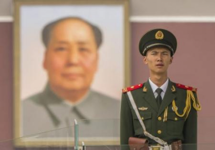 Chiński żołnierz na Placu Tiananmen; w tle portret Mao Zedonga. Fot. PAP/EPA