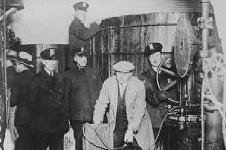 Podziemny browar wykryty przez policję w Detroit. Źródło: National Archives and Records Administration