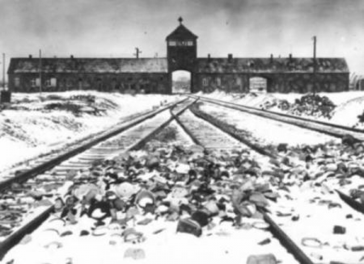 Auschwitz II - Birkenau - brama zwana Bramą Śmierci. Fot. Stanisław Mucha w luty-marzec 1945 r.