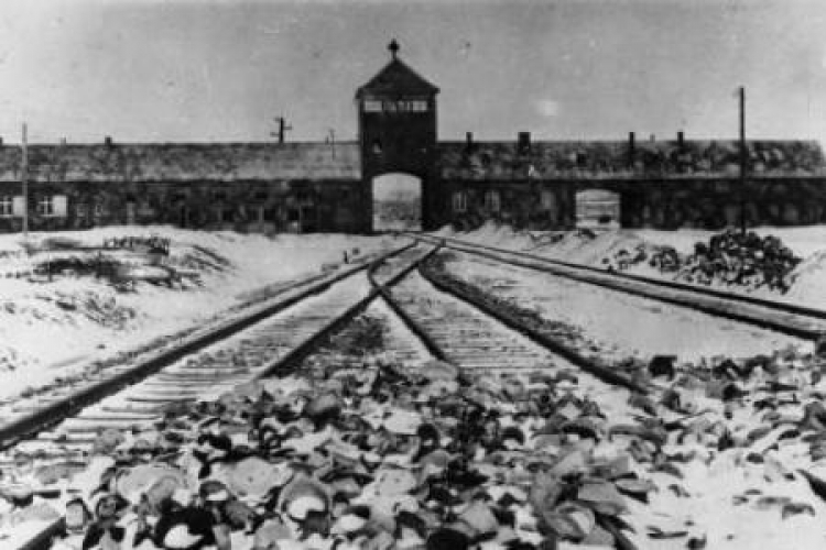  Auschwitz II - Birkenau - brama zwana Bramą Śmierci. Fot. Stanisław Mucha w luty-marzec 1945 r.