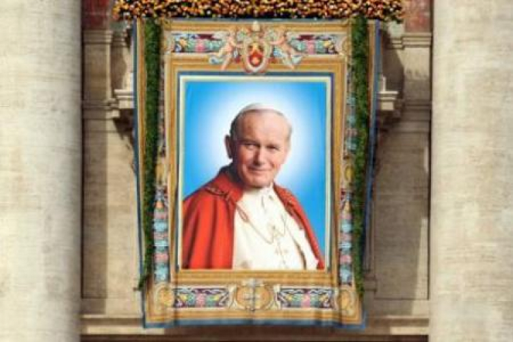 Portret Jana Pawła II na fasadzie bazyliki watykańskiej. Fot. PAP/R. Pietruszka