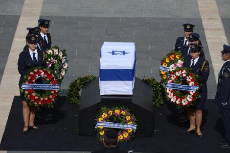 Pogrzeb Ariela Szarona. Fot. PAP/EPA