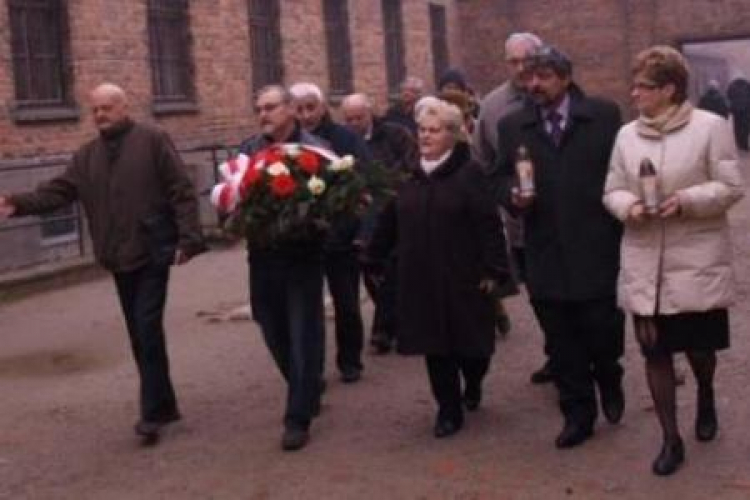 W 69. rocznicę ewakuacji więźniów z KL Auschwitz, uczestnicy zjazdu złożyli kwiaty pod Ścianą Straceń.