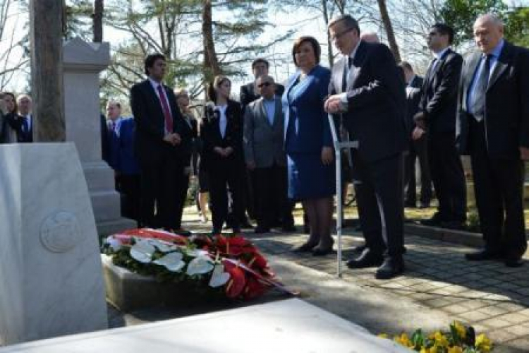 Prezydent RP Bronisław Komorowski na polskim cmentarzu w wiosce Polonezkoy. Fot. PAP/J. Turczyk 
