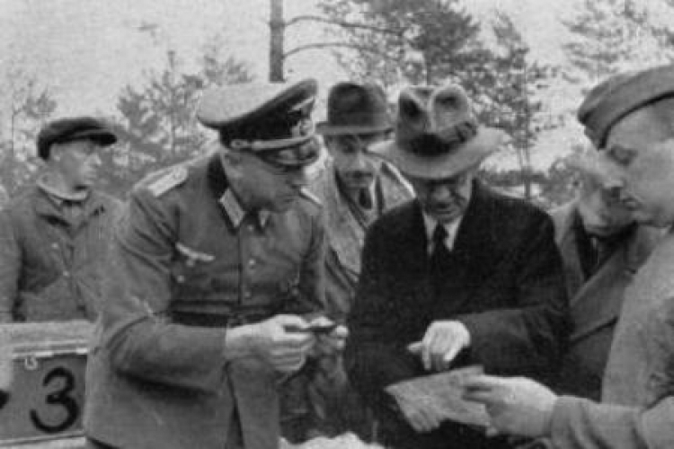 Były premier Polski Leon Kozłowski w czasie identyfikacji zwłok polskich oficerów. Katyń, 04.1943 r. Fot. PAP/CAF/Arch.