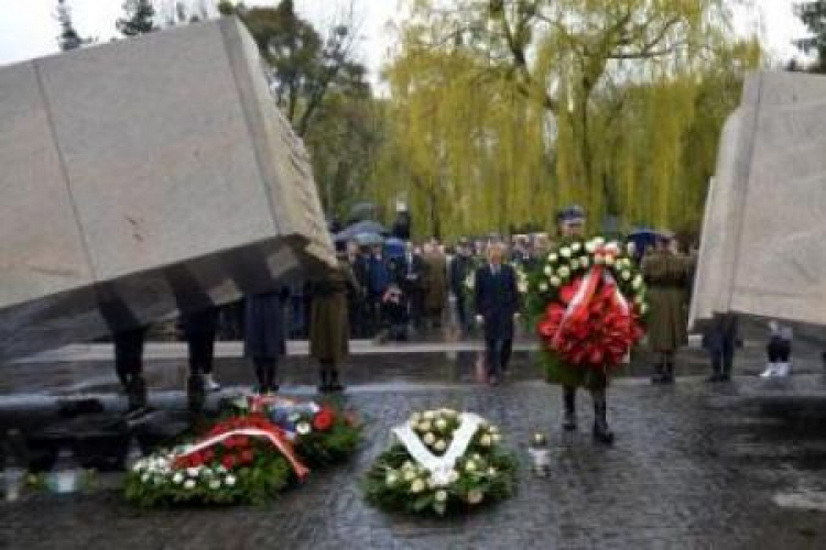 Premier Donald Tusk podczas uroczystości na Cmentarzu Wojskowym na warszawskich Powązkach. PAP/R. Pietruszka