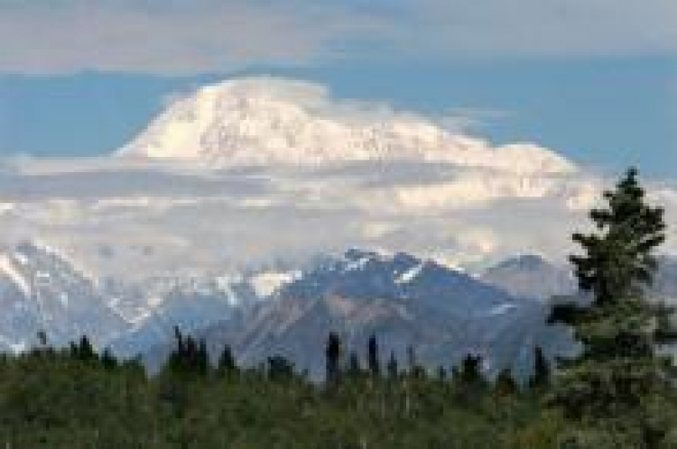 Alaska - widok na najwyższy szczyt Ameryki Północnej - McKinley (nazwa indiańska Denali). Fot. PAP/EPA